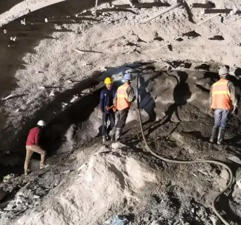 三角镇拱顶带模注浆料的施工流程及注意事项